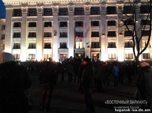 Митингующие решили ночевать в облгосадминистрации: возможен новый штурм (фото)